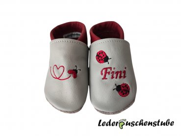 Lederpuschen grau-dunkelrot Käferkleinherz Namen dunkelrot und 2 kleine Marienkäfer dunkelrot-schwarz